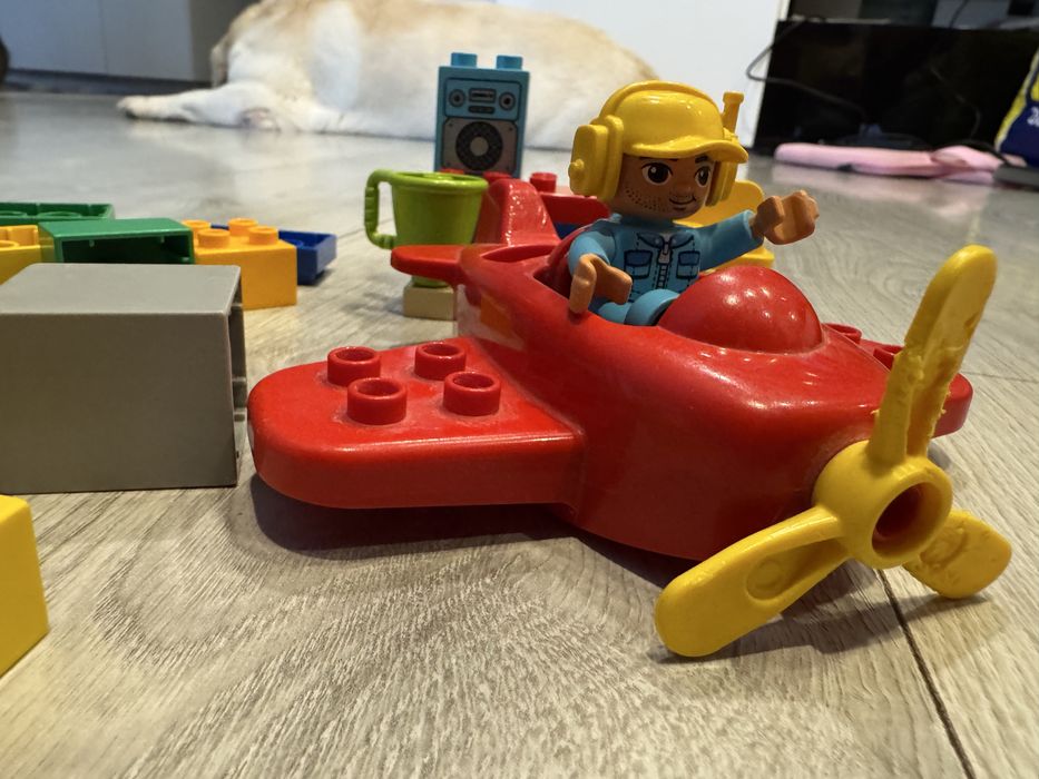 zestaw LEGO DUPLO – samolot z pilotem.