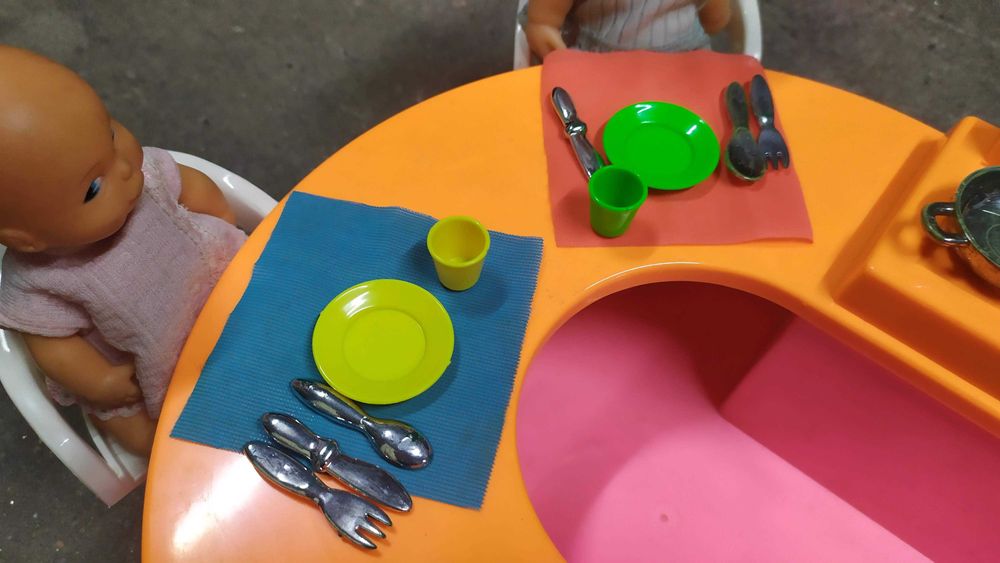 Cozinha das barriguitas, utensílios e bonecas