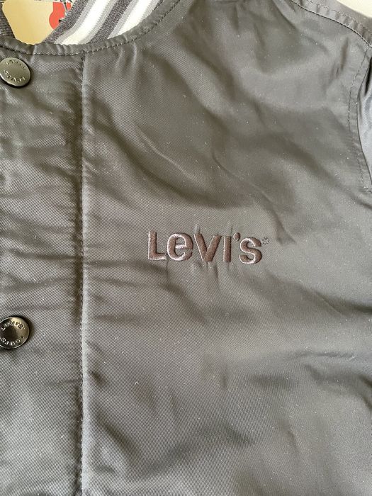 Бомбер чорний levis