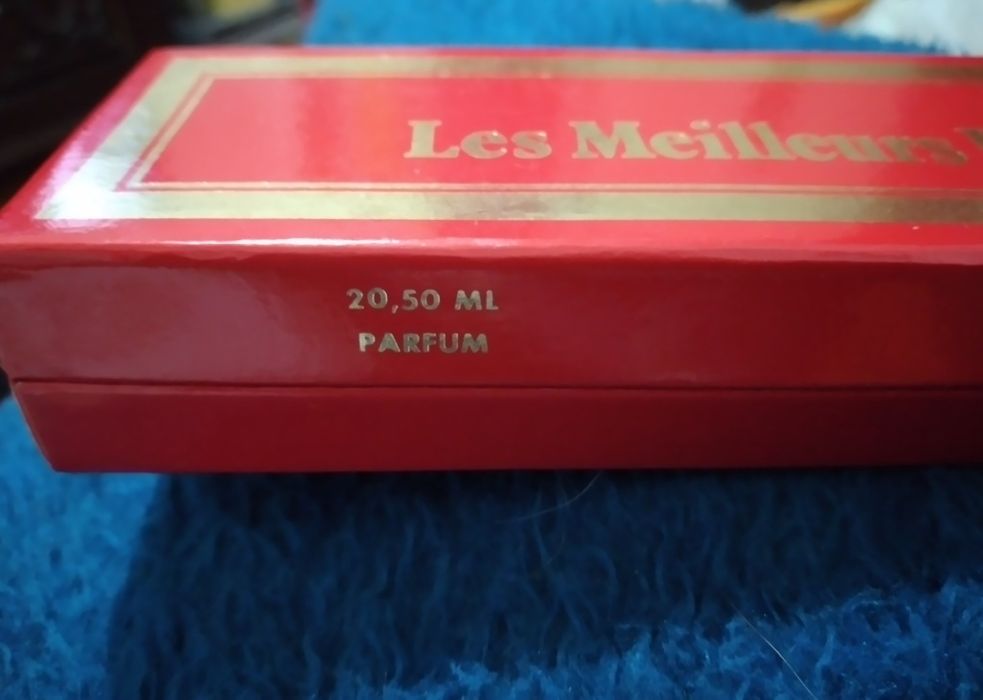 Caixa com os melhores perfumes de França