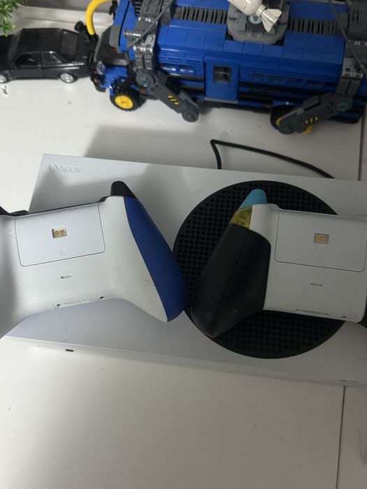 Xbox Series S + 2 pady z ladowarka do nich SUPER STAN
