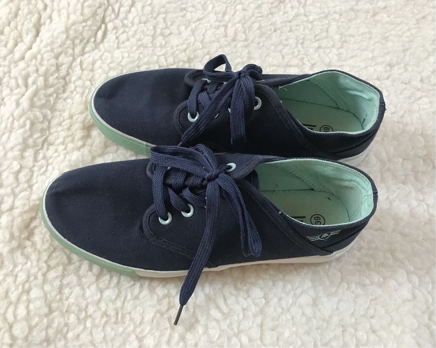 Granatowe trampki McArthur na wysokiej podeszwie miętowe buty sportowe