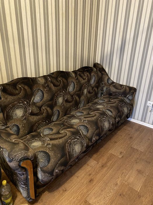 Продам  диван ,який потребує ремонту