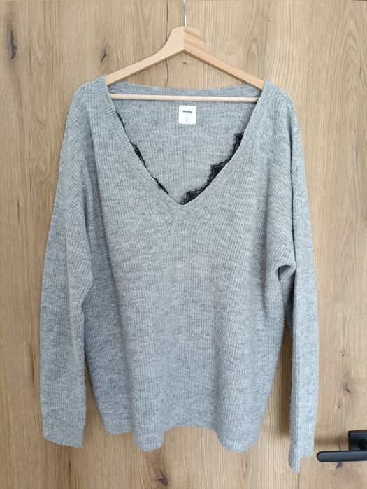 Sweter w serek, z koronką
