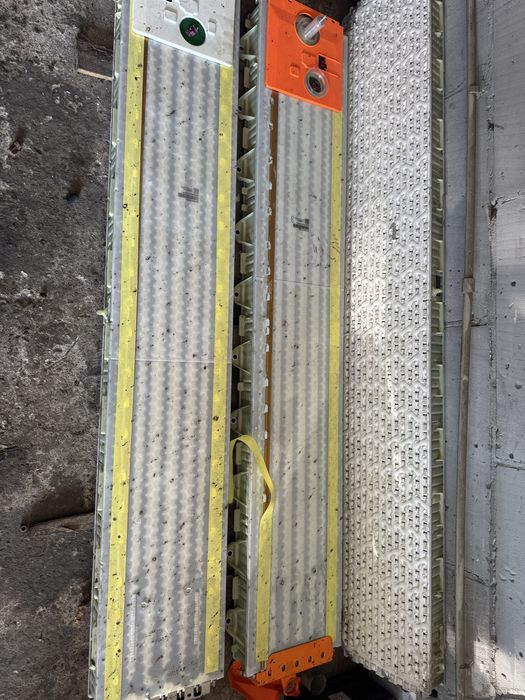 Секція акумулятора Tesla Y 2023 ціни в описі