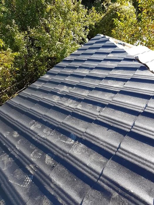 Naprawa dachów, montaż blachy i rynien – Szybko i solidnie