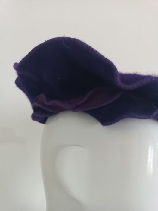 Elegancki beret wełniany fioletowy z ozdobną kokardą i falbanką