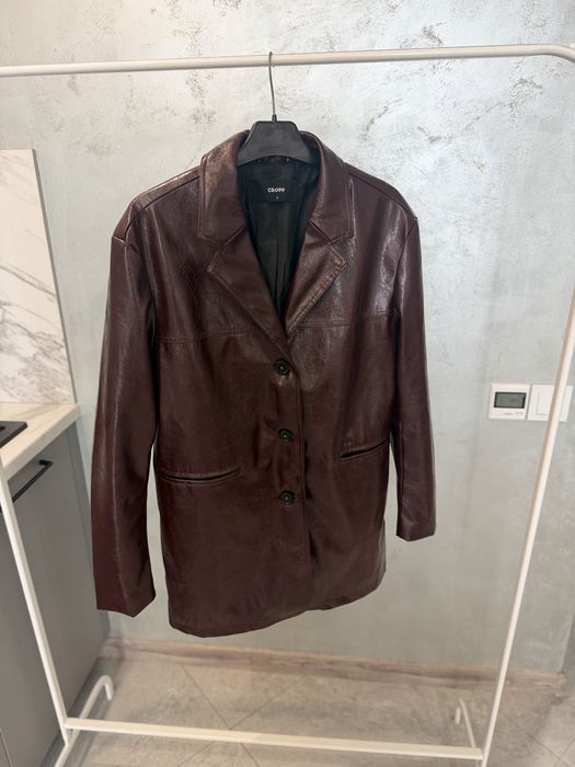 Піджак, футболка Prada, джинси Shanel