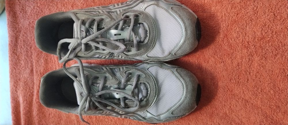 Кроссовки ASICS .