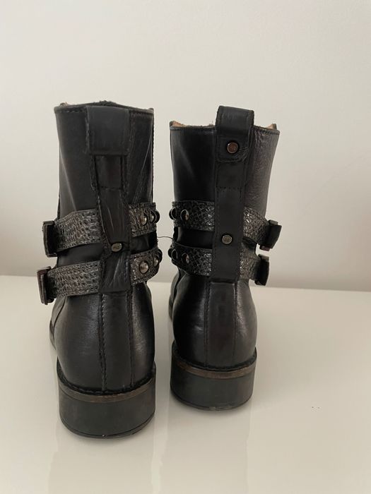 Botas pretas cano alto