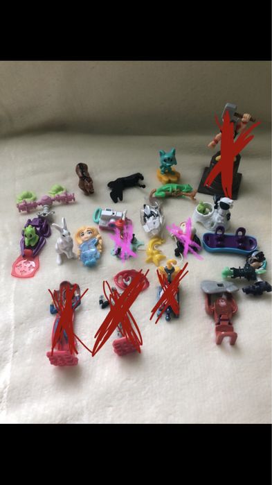 Іграшки кіндер в капсулах з вкладишами