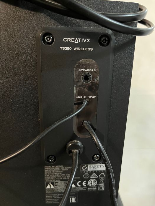 Sistema de som Creative com avaria