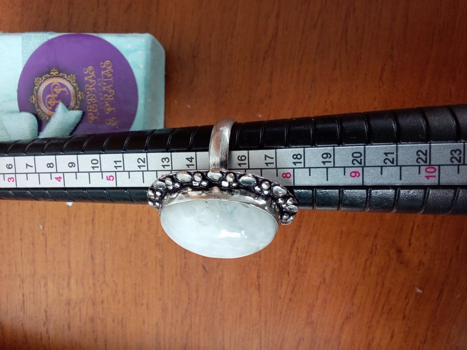 Anel em Prata Feito à Mão.   Peça Única com Quartzo Leitoso