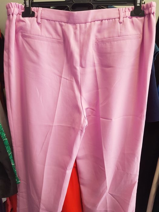 Calça rosa tipo seda