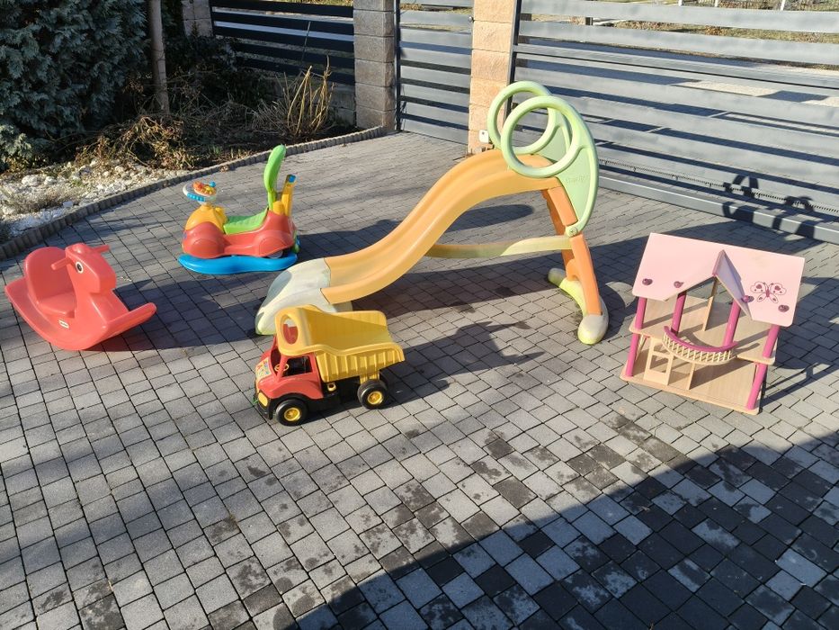 Zjeżdżalnia , konik bujak , samochód chodzik i wywr, domek z drewna