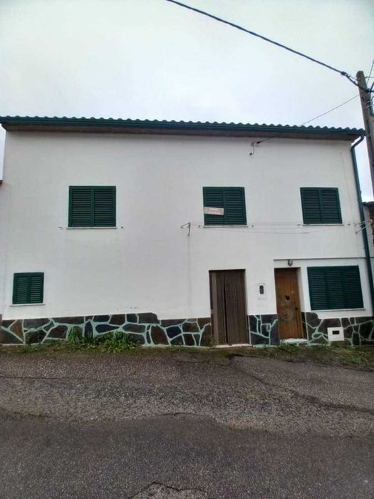 Alugo casa zona tranquila com muita oferta de emprego