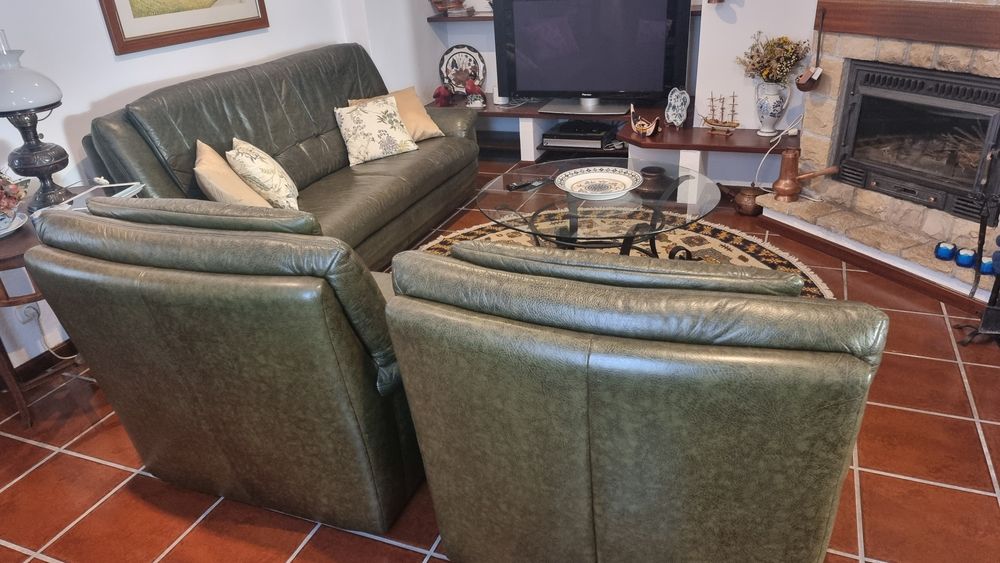 Conjunto sofás em pele verde escuro