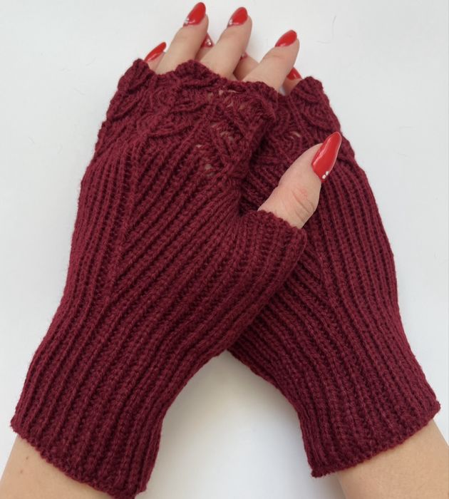 Burgundowe mitenki z lisciastym wzorem