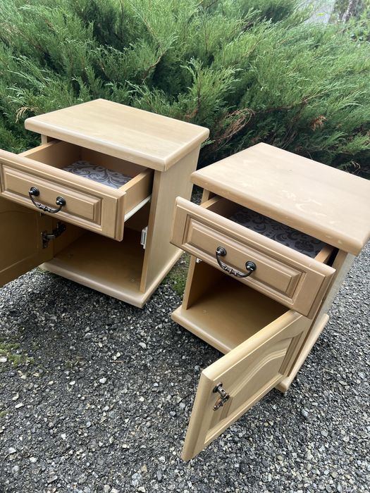 Дубові тумбочки