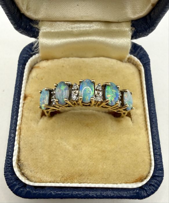 Złoty pierścionek z opalami 1,00ct i diamentami 0,05ct