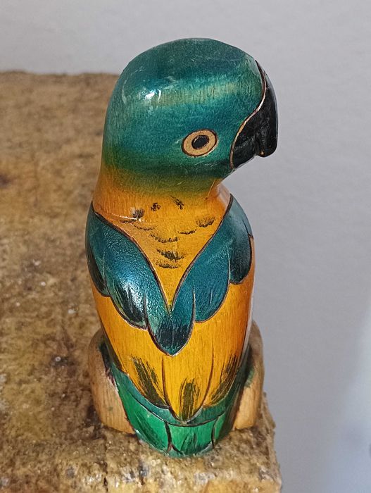 Estatuetas vintage de tucano e papagaio