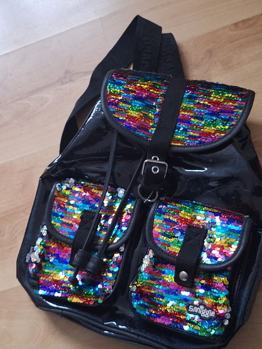 Plecak z cekinami cekinowy tęczowy lakierowany błyszczący Smiggle