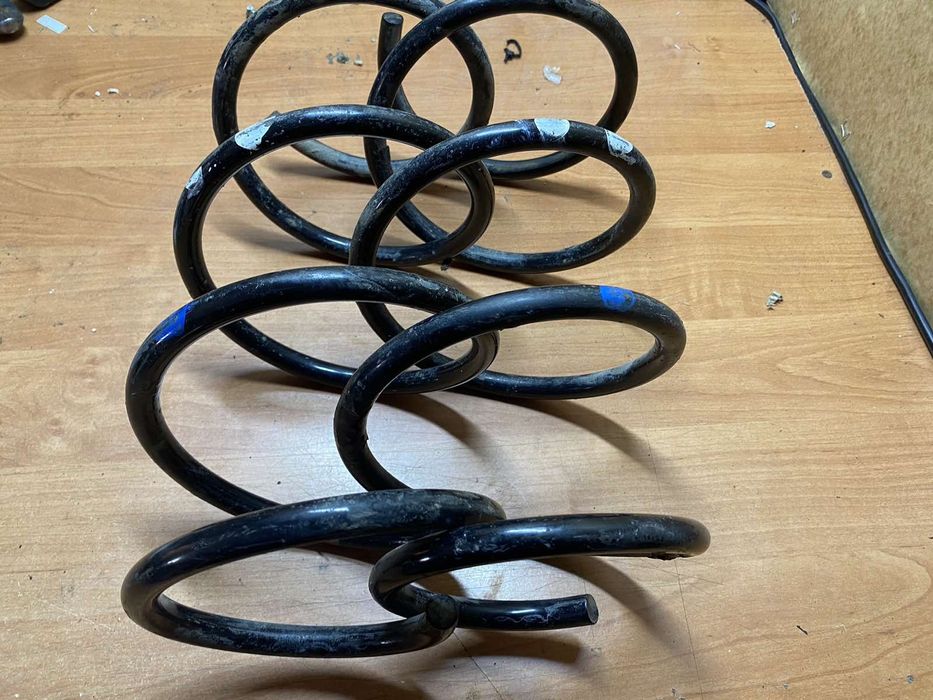 Передні пружини підвіски Тойота Авенсіс т25 дизель 2.2 d-cat універсал