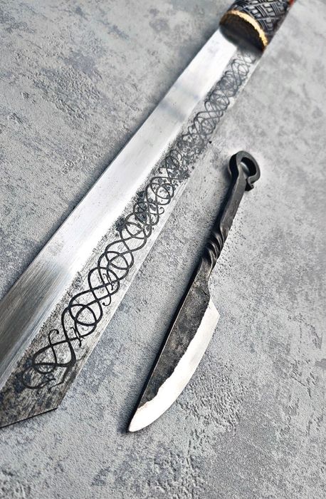 Zestaw dwóch noży z pochewkami