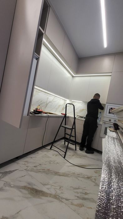 Встановлення монтаж меблів кухні шафи готові так і індивідуальні.