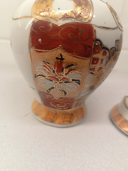 Pote de Porcelana Japonesa Kutani. 18 cm. Pintando à  Mão