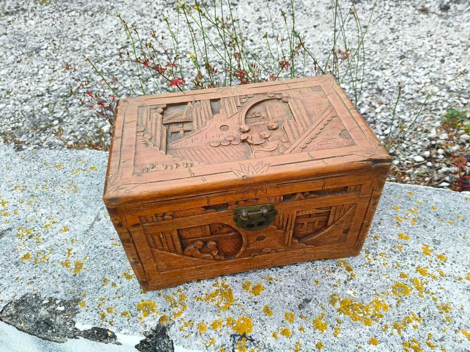 Caixa de Madeira antiga ornamentada