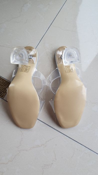 Angielskie klapki Pretty Little Thing transparentne obcas kieliszek 38