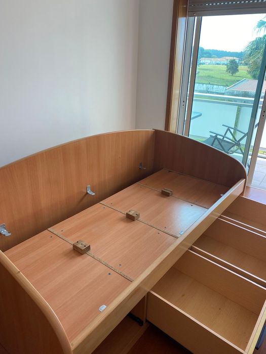 Cama solteiro secretária modulo e estantes