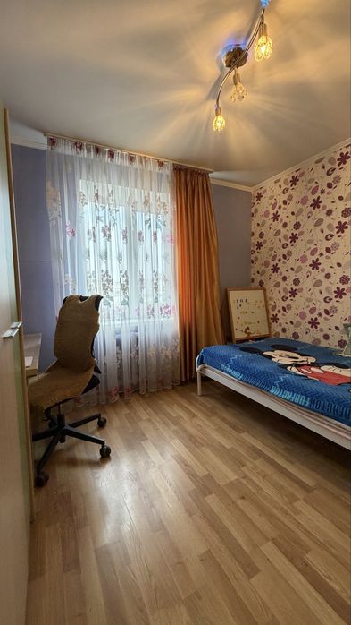 Продам трьохкімнатну квартиру в тихому центрі