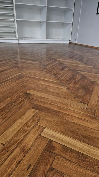 Drewniana podłoga ciemny brąz jodełka