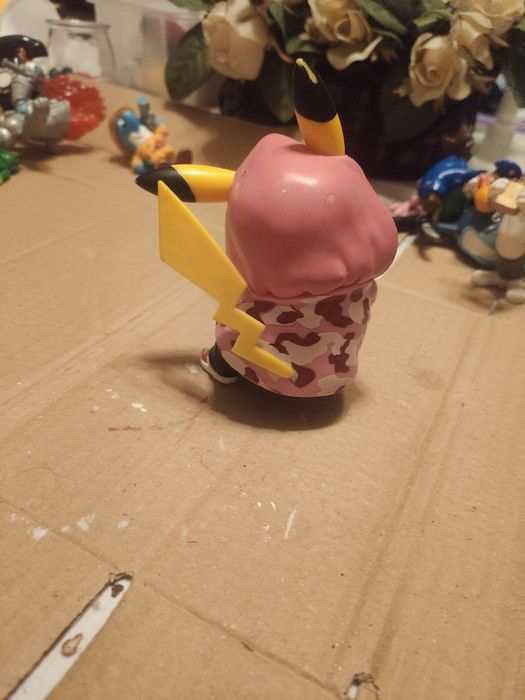 Figura em pvc- pikachu
