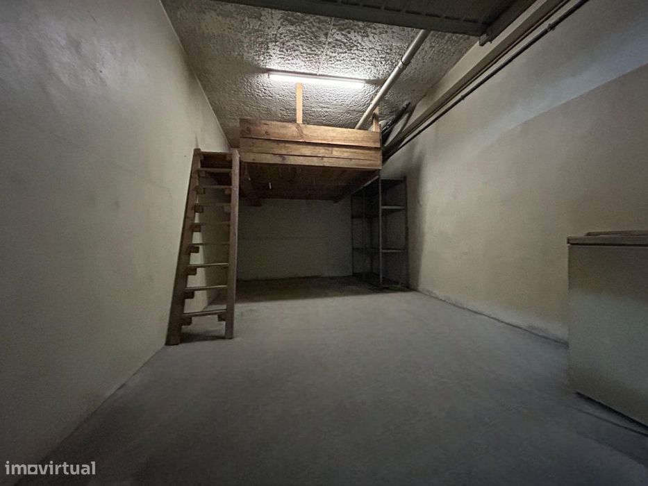 Armazém/ Garagem Individual 28 m2 C/ contador Eletricidade Autónomo