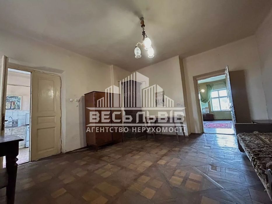 Продаж автентичної квартири з неймовірним видом в центрі