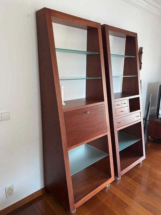 Estantes verticais em madeira de cerejeira