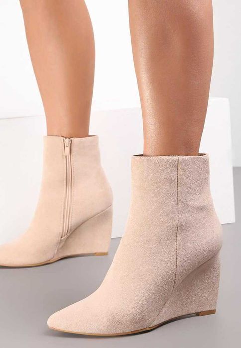 Botki damskie na koturnie w kolorze beżowym