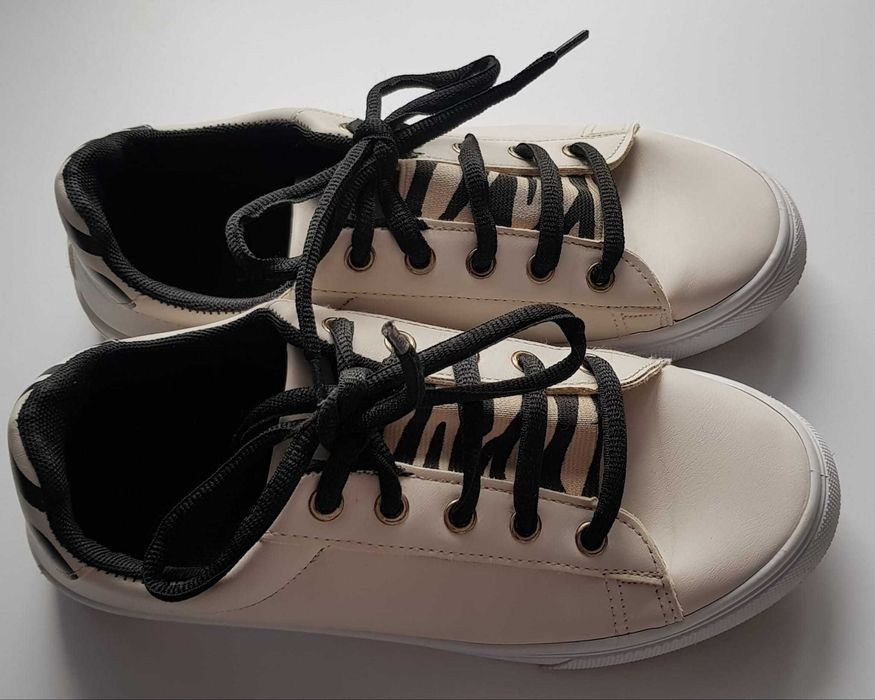 Kremowe trampki skórkowe 36