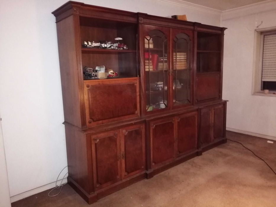 Móvel de madeira maciça