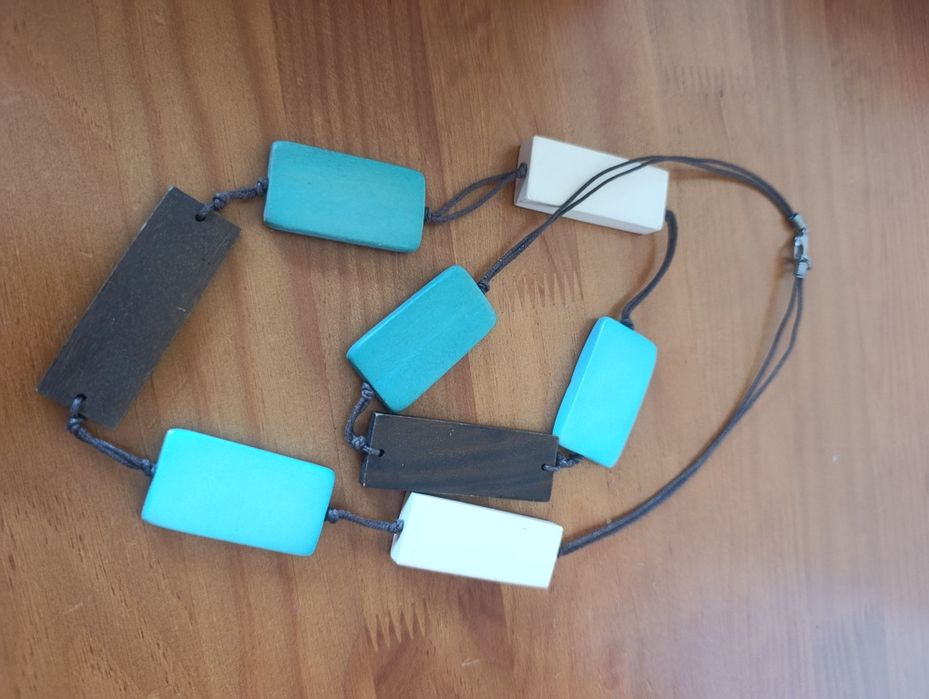 Colar Comprido em tons de Azul, branco e Castanho