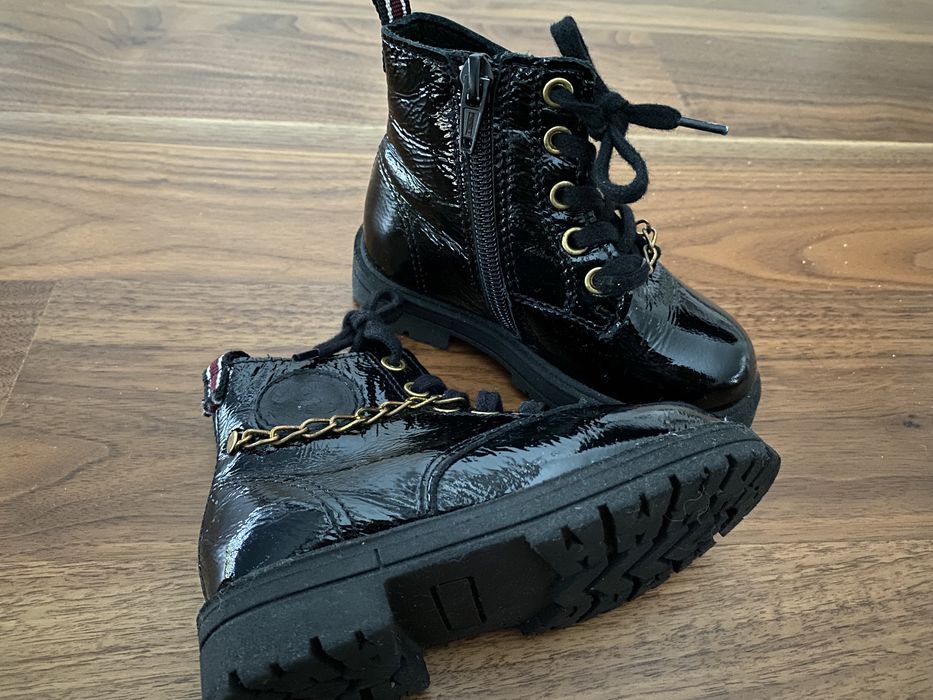 Botas em pele preto com corrente dourada