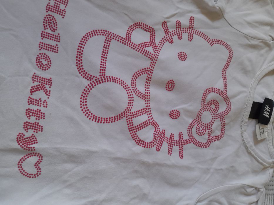T-shirt branca com estampa pontilhada rosa da hello kitty