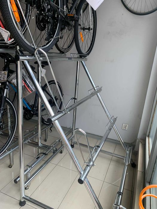 Stojak ekspozycyjny na 4 rowery  ze sklepu rowerowego składany