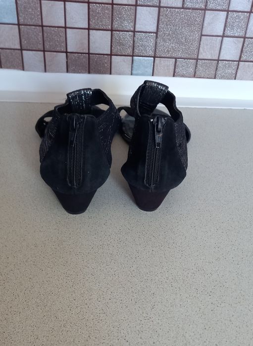 Женские босоножки