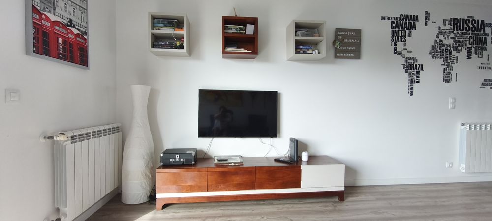 Móvel sala em madeira maciça.