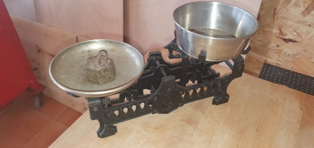 Balança antiga pequena