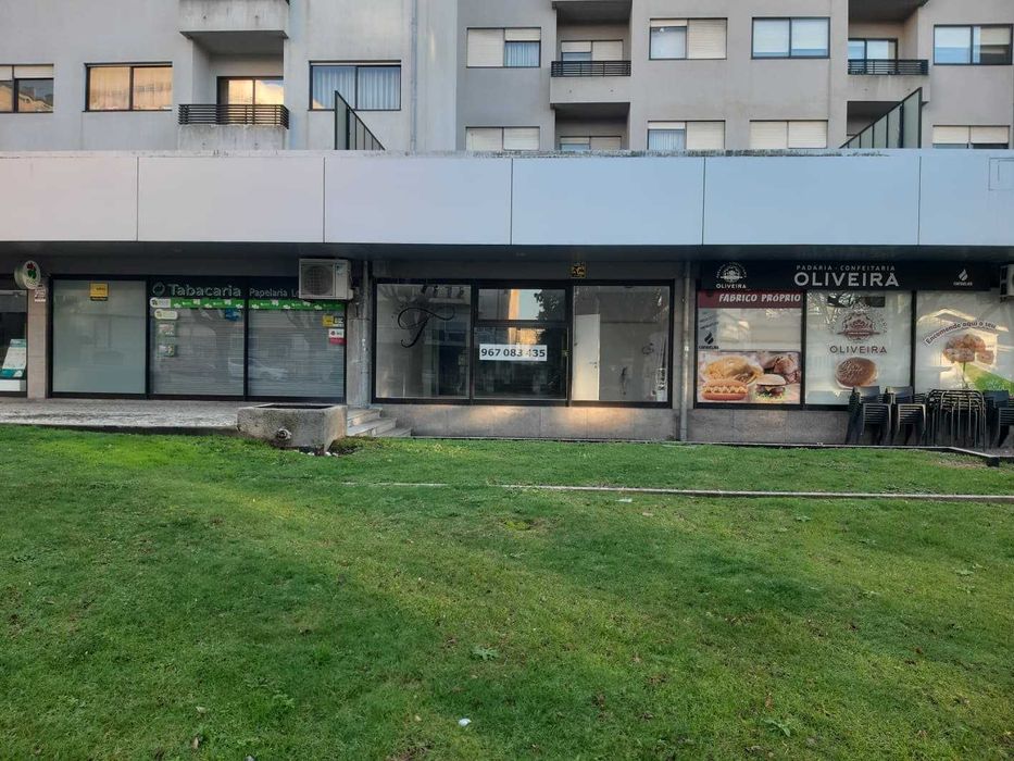 Loja luminosa com ampla montra em Lordelo do Ouro – Campo Alegre